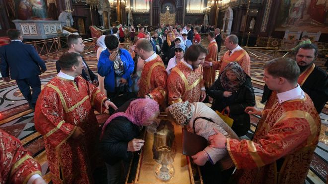 Creyentes ortodoxos rusos hacen cola para besar las reliquias de San Nicolás en la Catedral de Cristo Salvador en Moscú. GETTY IMAGES