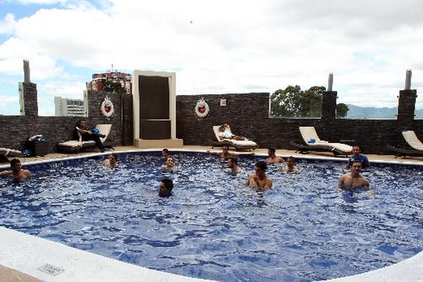 El equipo albo practicó hidroterapia en la piscina del hotel de la zona 10 capitalina, donde están concentrados. (Foto Prensa Libre: Eddy Recinos)