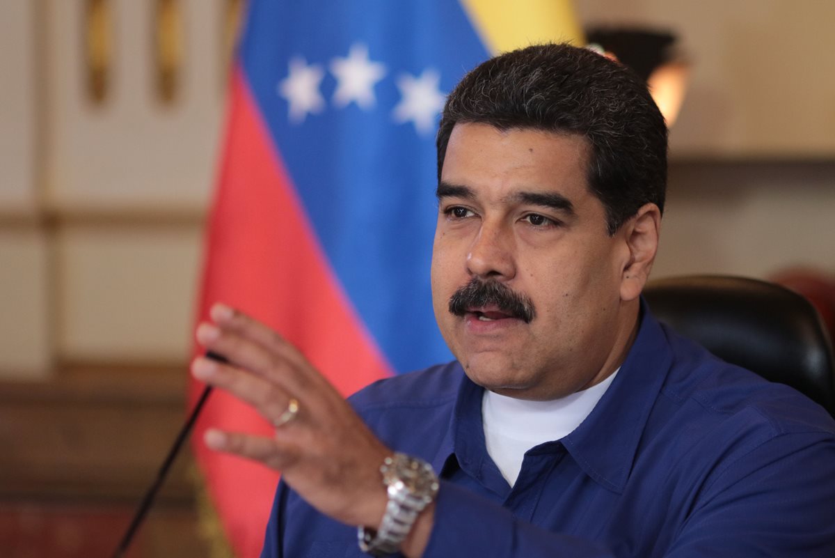 Nicolás Maduro aseguró que mantendrá la convocatoria a una Asamblea Nacional Constituyente pese a que la oposición realizó una consulta popular. (Foto Prensa Libre: EFE).