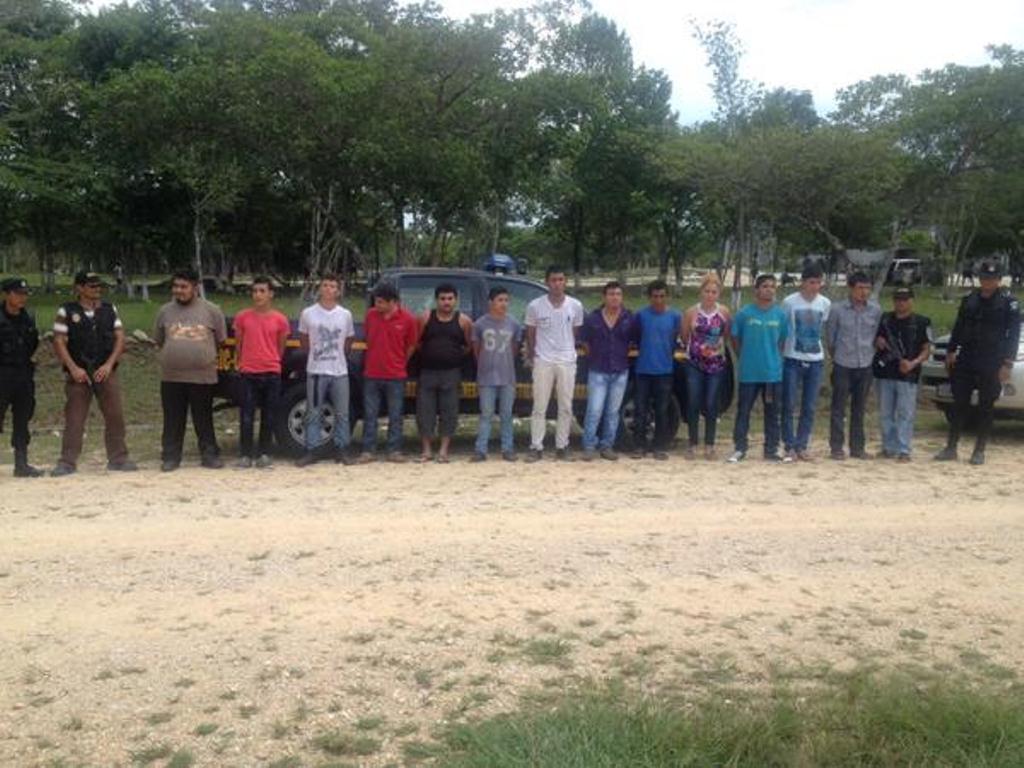 Algunos de los presuntos delincuentes capturados en operativos en Petén. (Foto Prensa Libre: PNC)