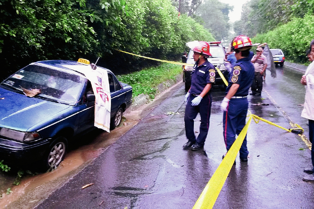 Elfego Leonel González quedó muerto dentro del vehículo que conducía. (Foto Prensa Libre: Alexánder Coyoy)