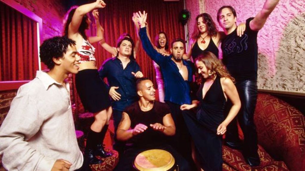 Las personas tendemos a percibir afinidades entre los sonidos y el movimiento corporal durante la experiencia musical. Algunas características de los sonidos, como el ritmo y la textura parecen estar fuertemente relacionadas al movimiento.