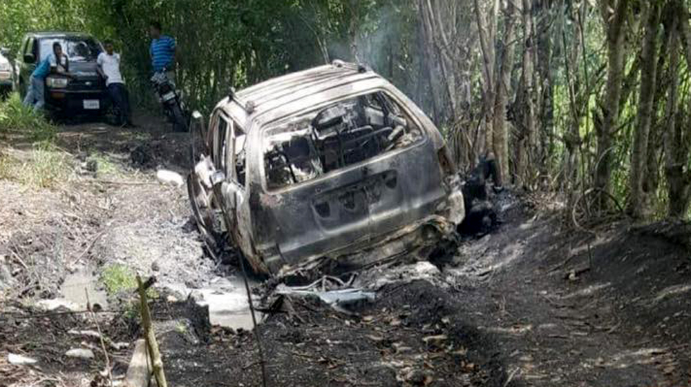 Un vehículo incendiado y dos personas fallecidas fueron localizados en la ruta al sitio arqueológico El Naranjo, en Melchor de Mencos, Petén. (Foto Prensa Libre: Dony Stewart)