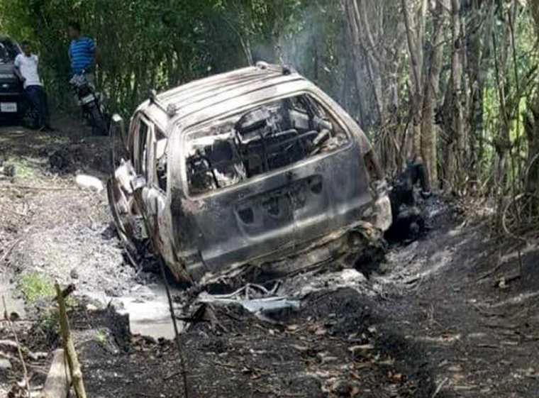 Un vehículo incendiado y dos personas fallecidas fueron localizados en la ruta al sitio arqueológico El Naranjo, en Melchor de Mencos, Petén. (Foto Prensa Libre: Dony Stewart)