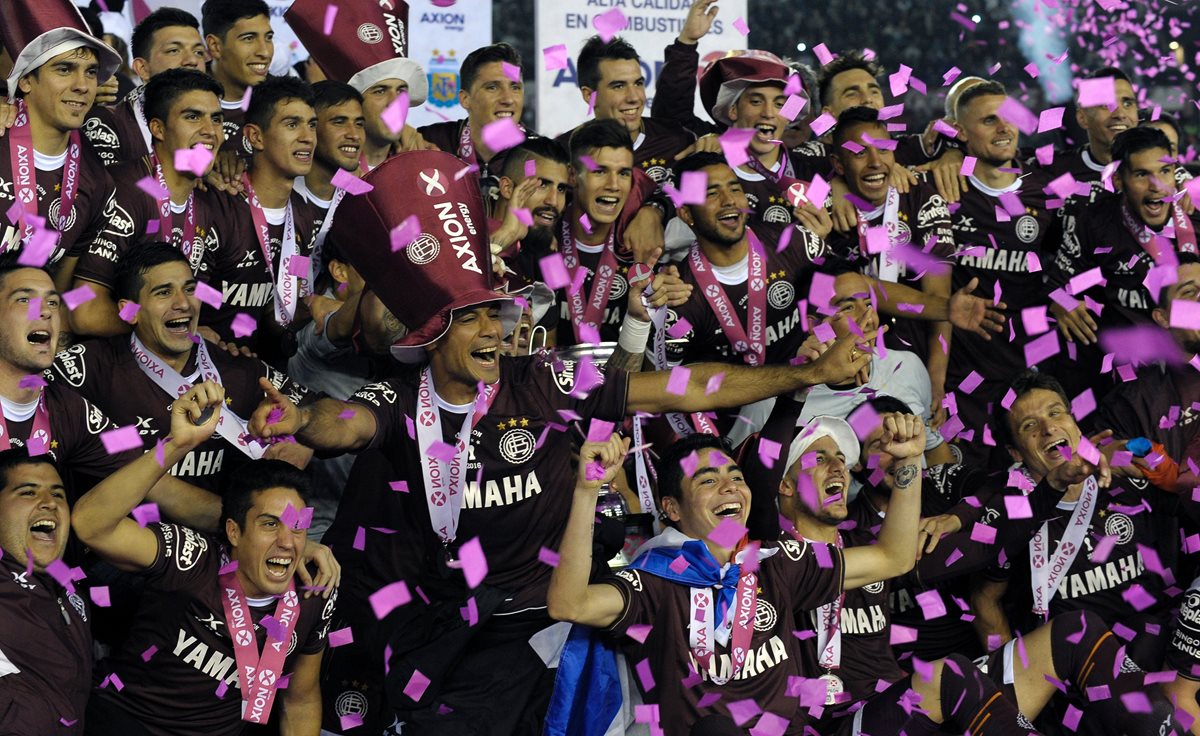 Lanús celebró el título en Argentina al derrotar a San Lorenzo. (Foto Prensa Libre: AFP)