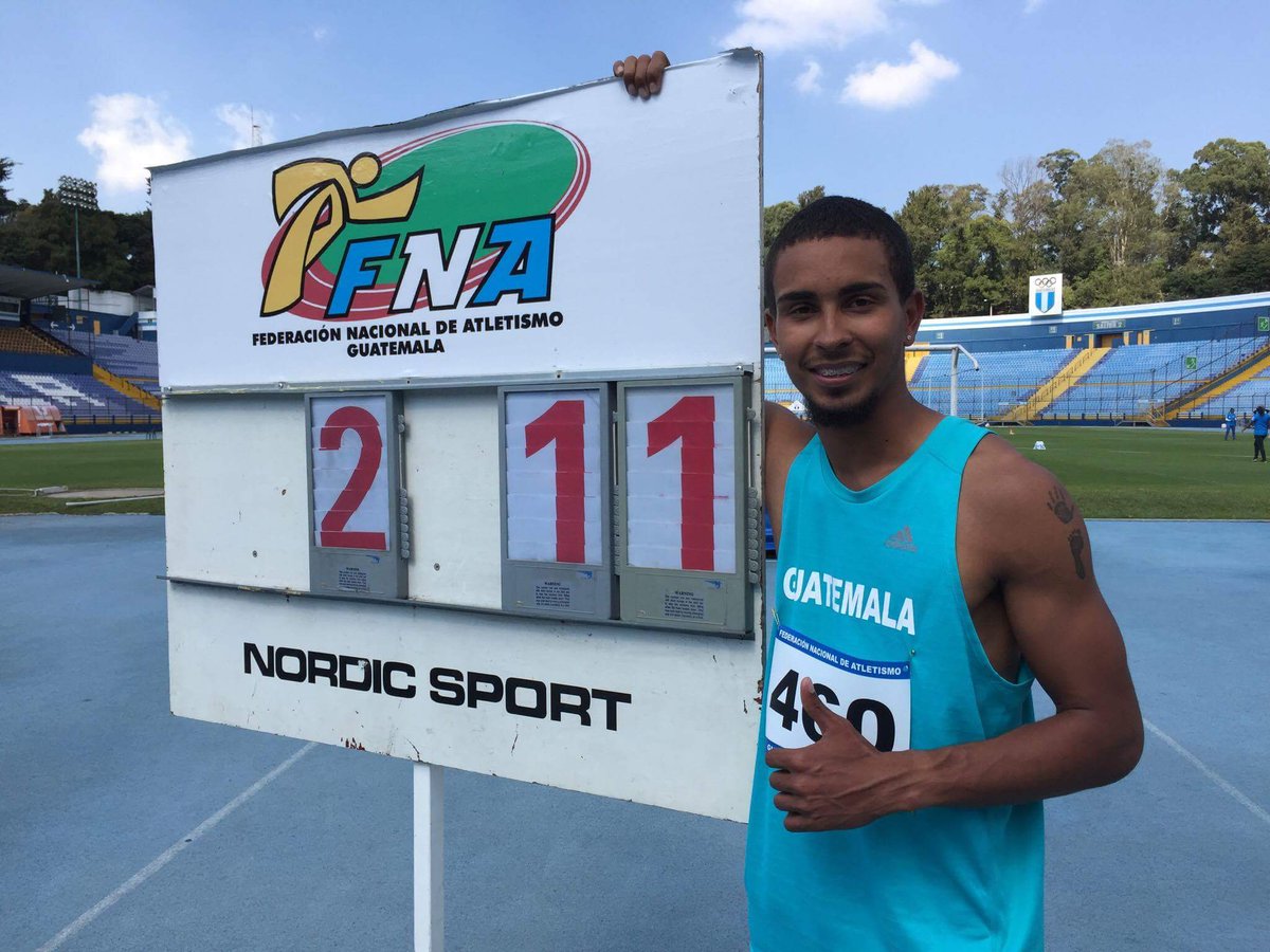 Ken Israel Franzua Norales logró, luego de varios intentos, superar a Teodoro Palacios Flores en el salto de altura. (Foto Prensa Libre: cortesía CDAG)
