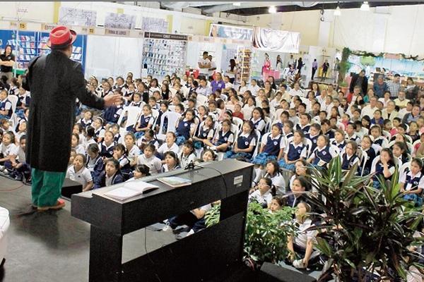 Cientos de personas llegan a diario a la Feria Internacional del libro en Guatemala. (Foto Prensa Libre: Ángel Elías)