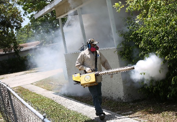 Miami fumiga sectores afectados por el mosquito que transmite el zika.(Foto Prensa Libre: AFP)