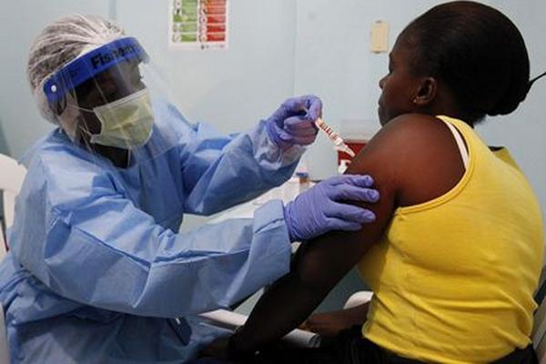 Una enfermera suministra una vacuna experimental contra el ébola a una voluntaria. (Foto Prensa Libre: EFE)