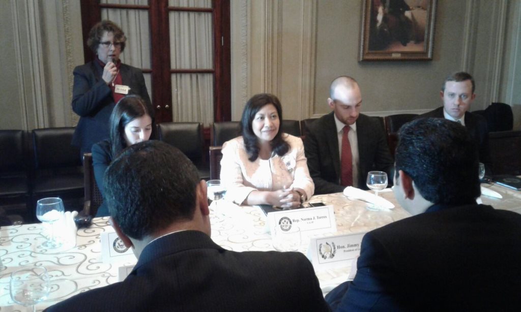 La congresista de origen guatemalteco Norma Torres se reunió en Washington con el presidente Jimmy Morales. (Foto Prensa Libre: Presidencia)