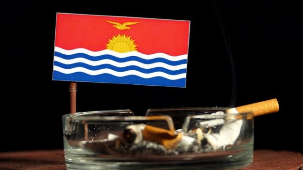 La nación isleña de Kiribati tiene bajos impuestos sobre los cigarrillos por lo que su consumo es extremadamente alto. GETTY IMAGES