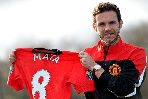 Juan Mata luce la camiseta número 8, durante su presentación. (Foto Prensa Libre: AFP)