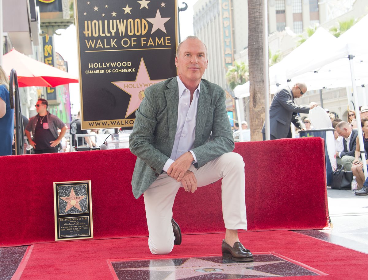 Michael Keaton recibió su estrella como reconocimiento a su trayectoria en la pantalla. (Foto Prensa Libre: AFP)
