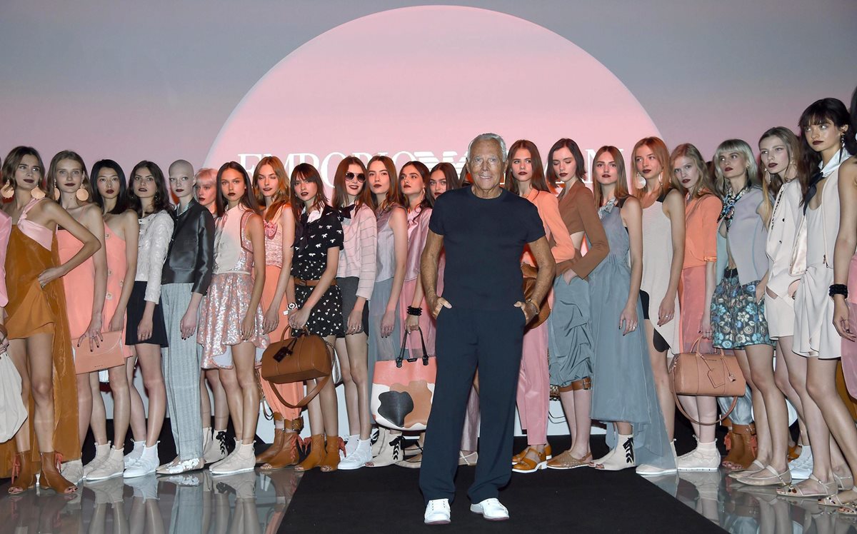 El diseñador Girogio Armani posa con sus modelos tras la presentación de su colección Primavera/Verano 2016 en la Semana de la Moda de Milán (Foto Prensa Libre: EFE).