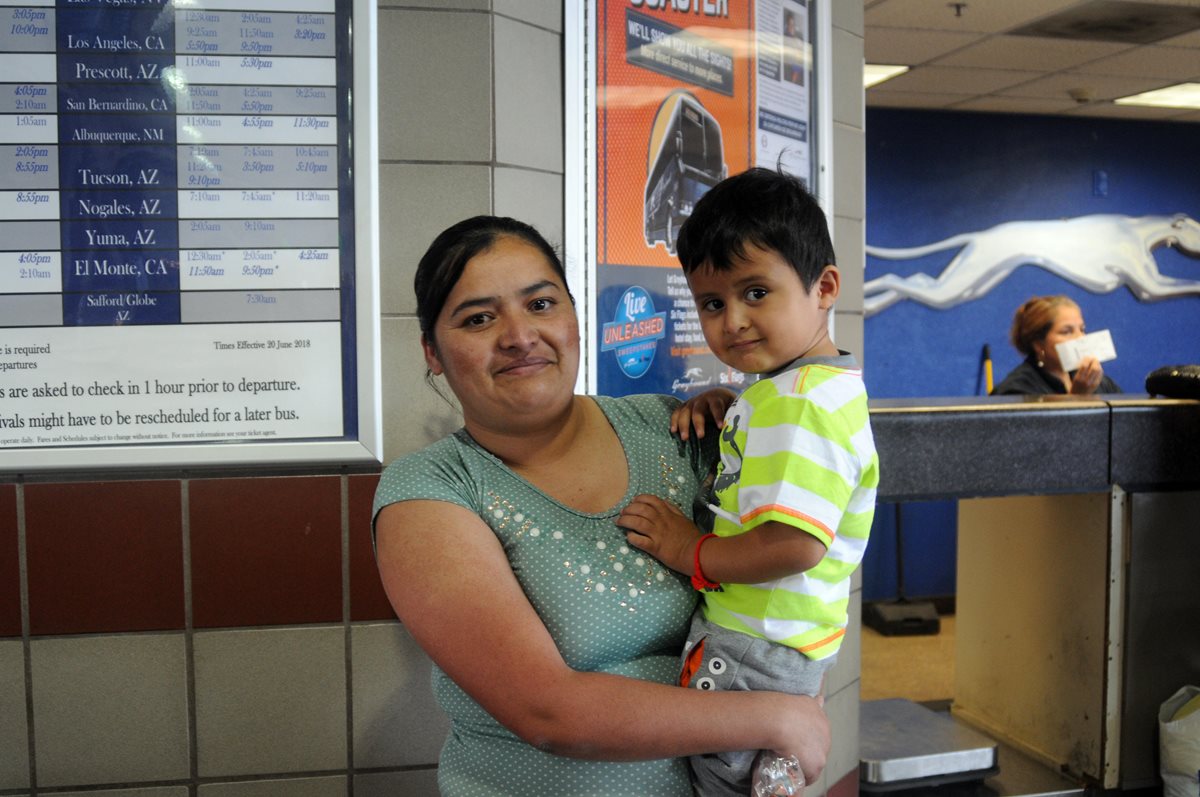 Mircy Alba López posa junto a su hijo Eder Galicia, de 3 años en Phoenix, Arizona, Estados Unidos. (Foto Prensa Libre:EFE)