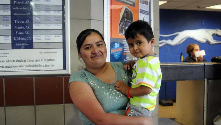 Mircy Alba López posa junto a su hijo Eder Galicia, de 3 años en Phoenix, Arizona, Estados Unidos. (Foto Prensa Libre:EFE)