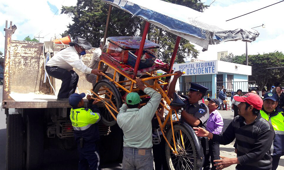 Varios vendedores forcejearon con los agentes para tratar de recuperar sus puestos.(Foto Prensa Libre: Carlos Ventura)