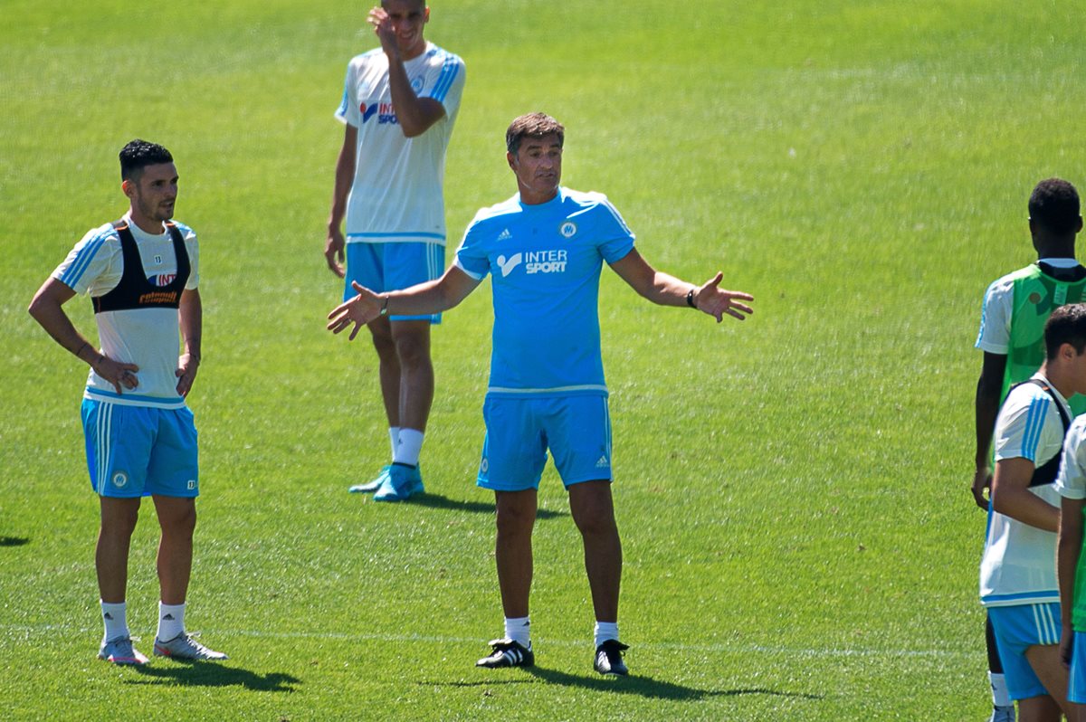 Míchel habla a sus jugadores durante el entreno de ayer en Marsella. (Foto Prensa Libre: AFP)