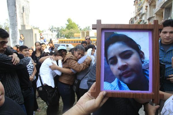 Familiares despiden  a joven fallecida el pasado viernes, tras ataque en zona 1, el  3 de abril último.