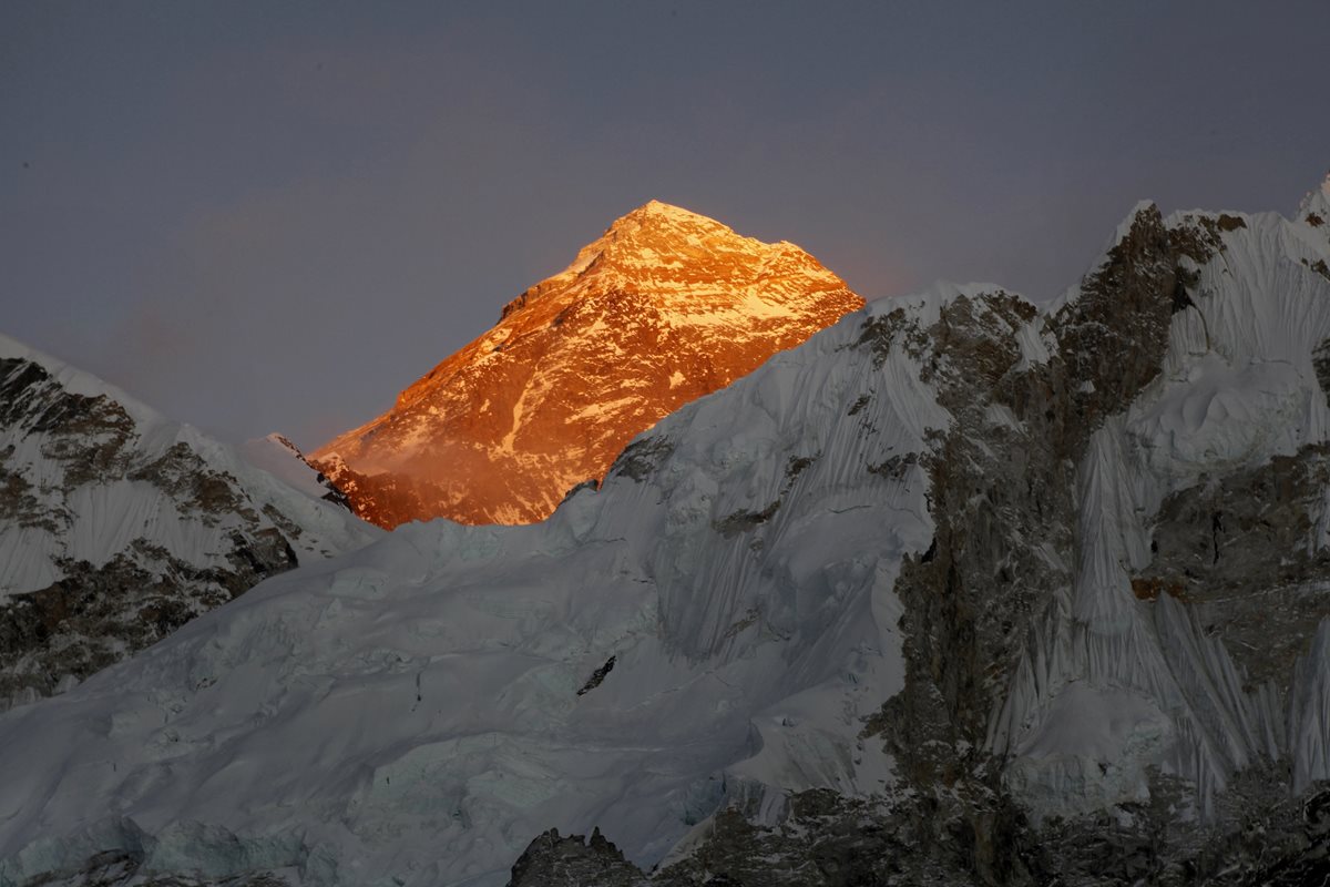 Conquistar la cima del monte Éverest es uno de los sueños de varios montañistas. (Foto Prensa Libre: AP)