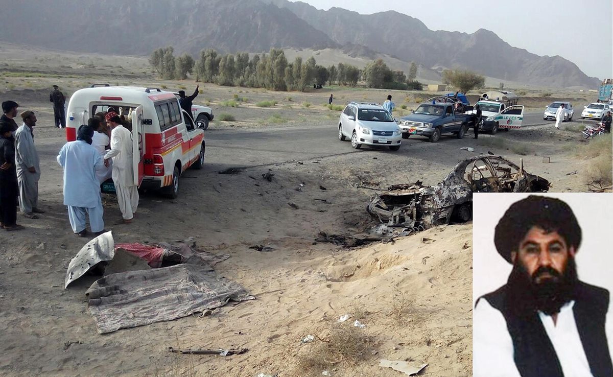 El mulá Akhtar Mansur (inserto), murió en un ataque aéreo estadounidense en Pakistán. (Fotos Prensa Libre: AP/EFE).