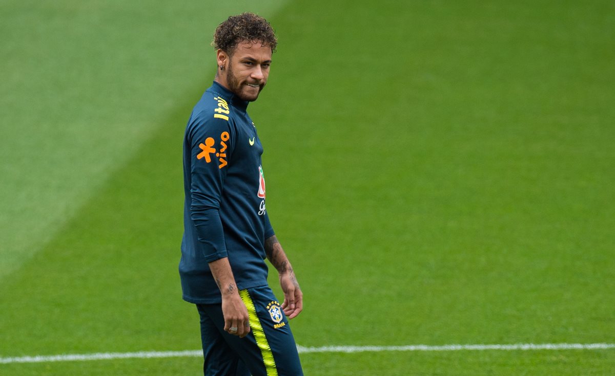 Neymar, durante el entrenamiento de Brasil, este sábado, en Anfield. (Foto Prensa Libre: EFE)