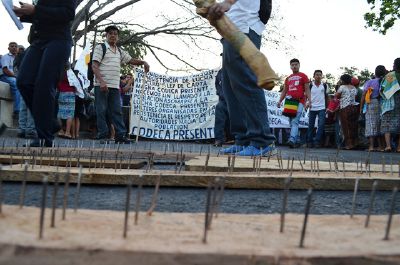 Los campesinos colocaron tablas con clavos para evitar el paso de vehículos y de personas. (Foto Prensa Libre: J. Tizol))