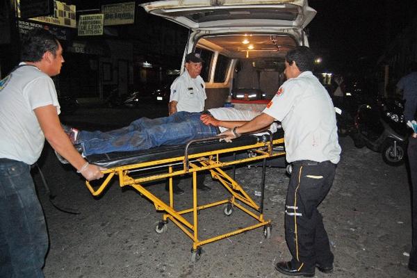 Bomberos Voluntarios trasladadon al Hospital Regional de Coatepeque a uno de los heridos en un accidente de tránsito, en Tecún Umán, San Marcos. (Foto Prensa Libre: Alexander Coyoy)