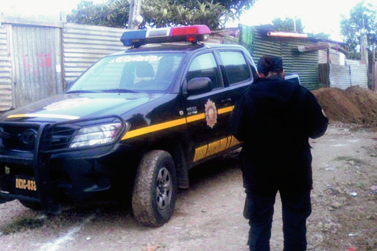 Agentes de la PNC allanan viviendas en Ciudad Quetzal, Mixco y Sacatepéquez, en busca de presuntos pandilleros. (Foto Prensa Libre: PNC)