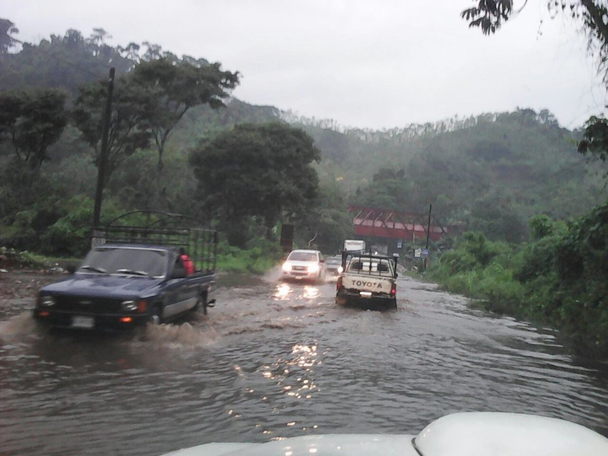 Tramo inundado en el kilómetro 184 en El Palmar, Quetzaltenango. (Foto Prensa Libre: Rolando Miranda)