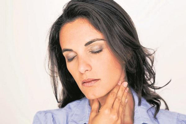 El cáncer  tiroideo se manifiesta con hinchazón en el cuello o dolor en la garganta.  (Foto Prensa Libre: Archivo)