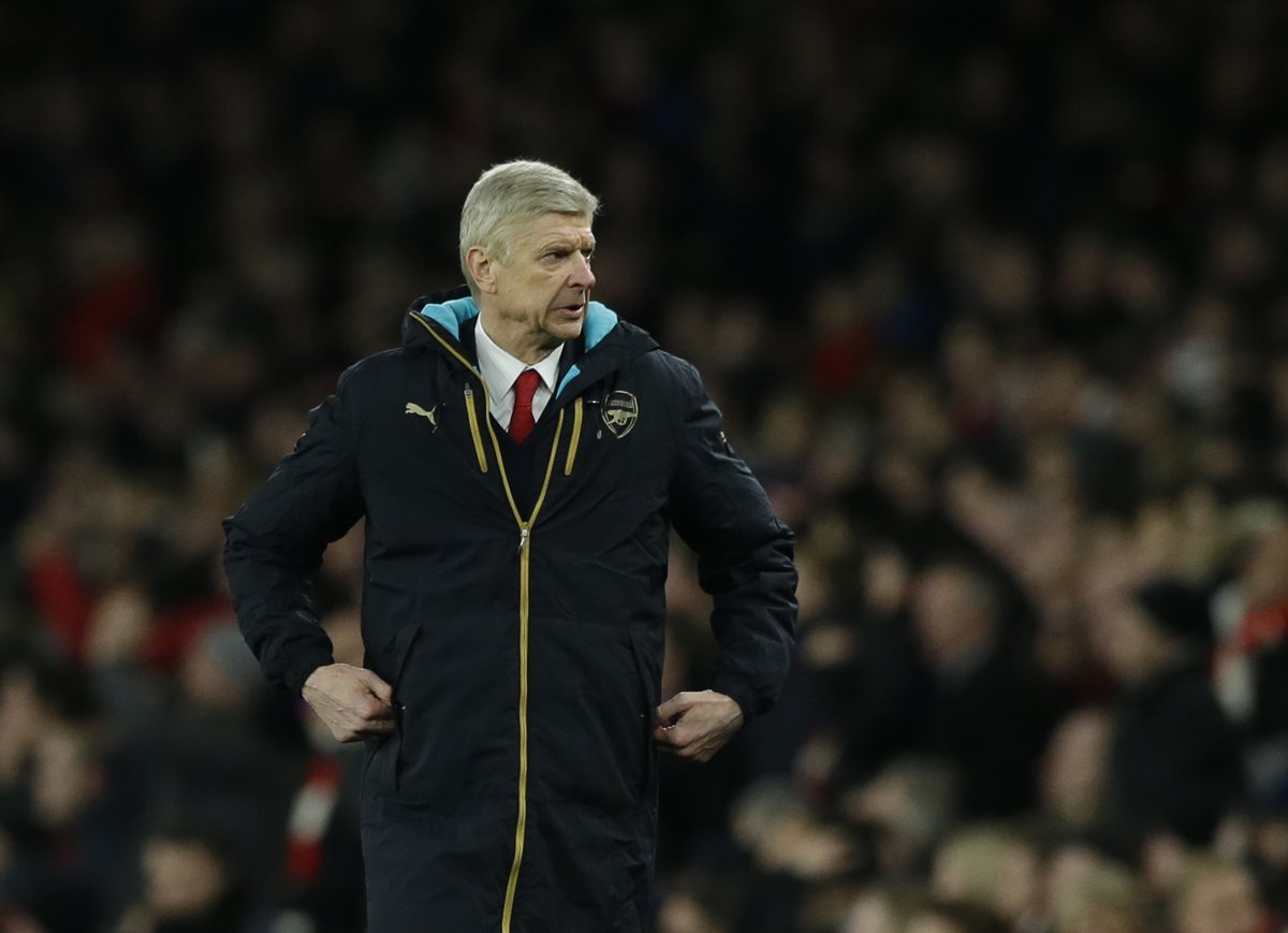 Arsene Wenger en el área técnica de su equipo en el juego que perdieron contra el Barcelona 2-0. (Foto Prensa Libre: AP)