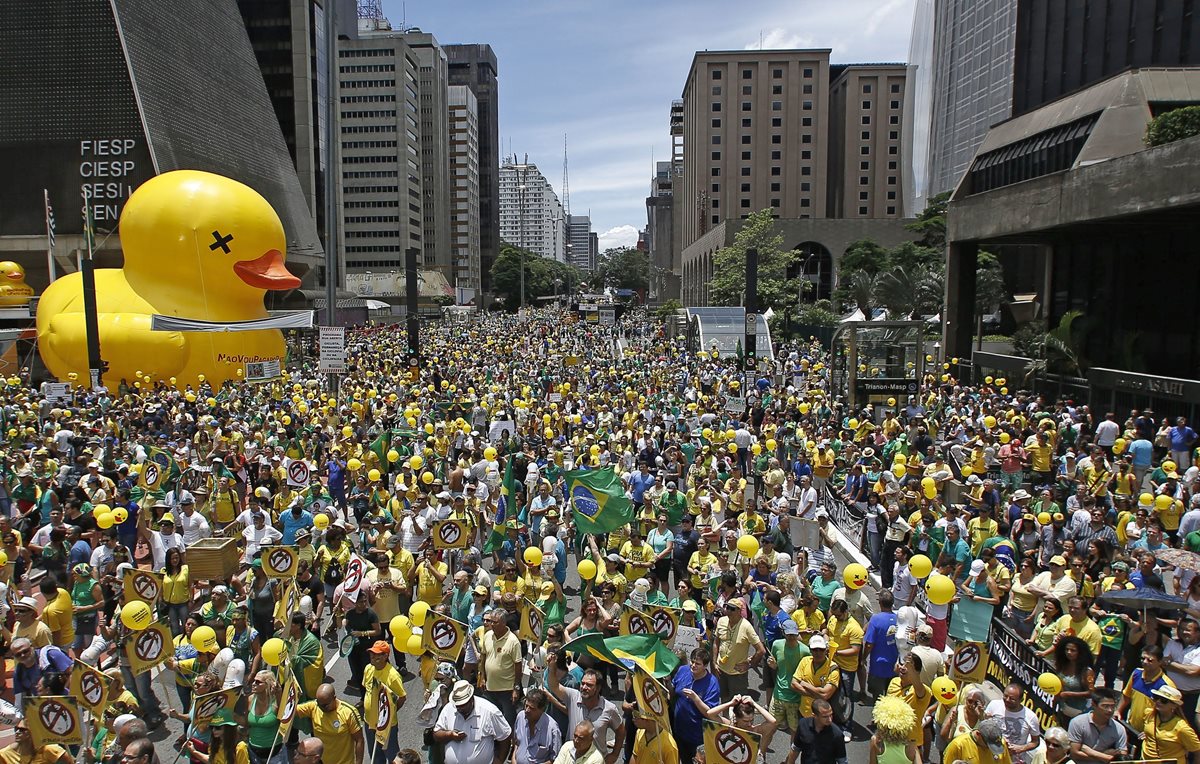 Miles de brasileños piden la destitución de Dilma Rousseff en Río de Janeiro. (Foto Prensa Libre: AFP).