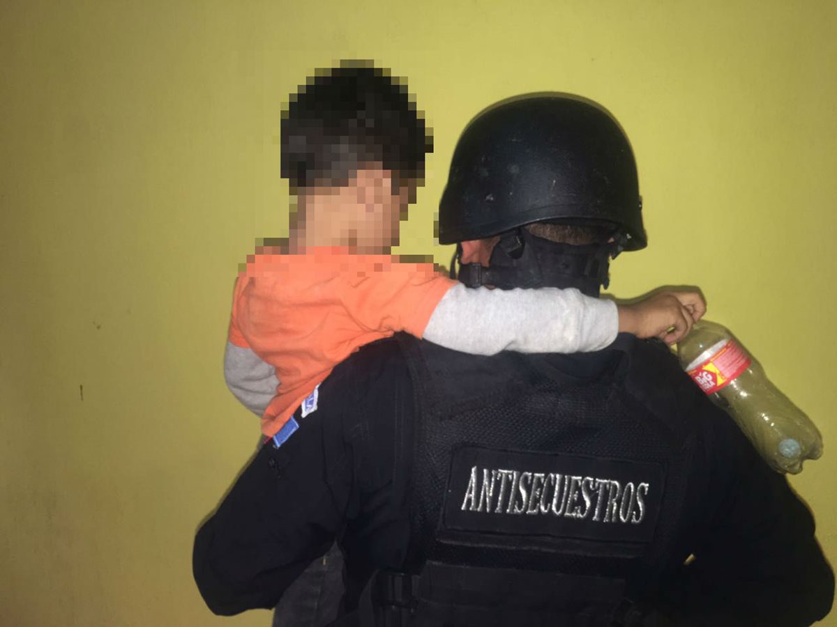 La Fuerza de tarea del Comando Antisecuestros de la PNC, participó en el operativo en la cual se liberó a un niño de cuatro años secuestrado por su padre. (Foto, Prensa Libre: PNC)