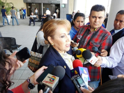 Magistrada Blanca Aída Stalling presenta al Ministerio Público un memorial en el cual explica que está en disposición de colaborar con la pesquisa de la banda La Línea, por defraudación aduanera, debido a que su nombre fue mencionado por supuestos integrantes de la denominara banda. (Foto Prensa Libre: Édwin Bercián)