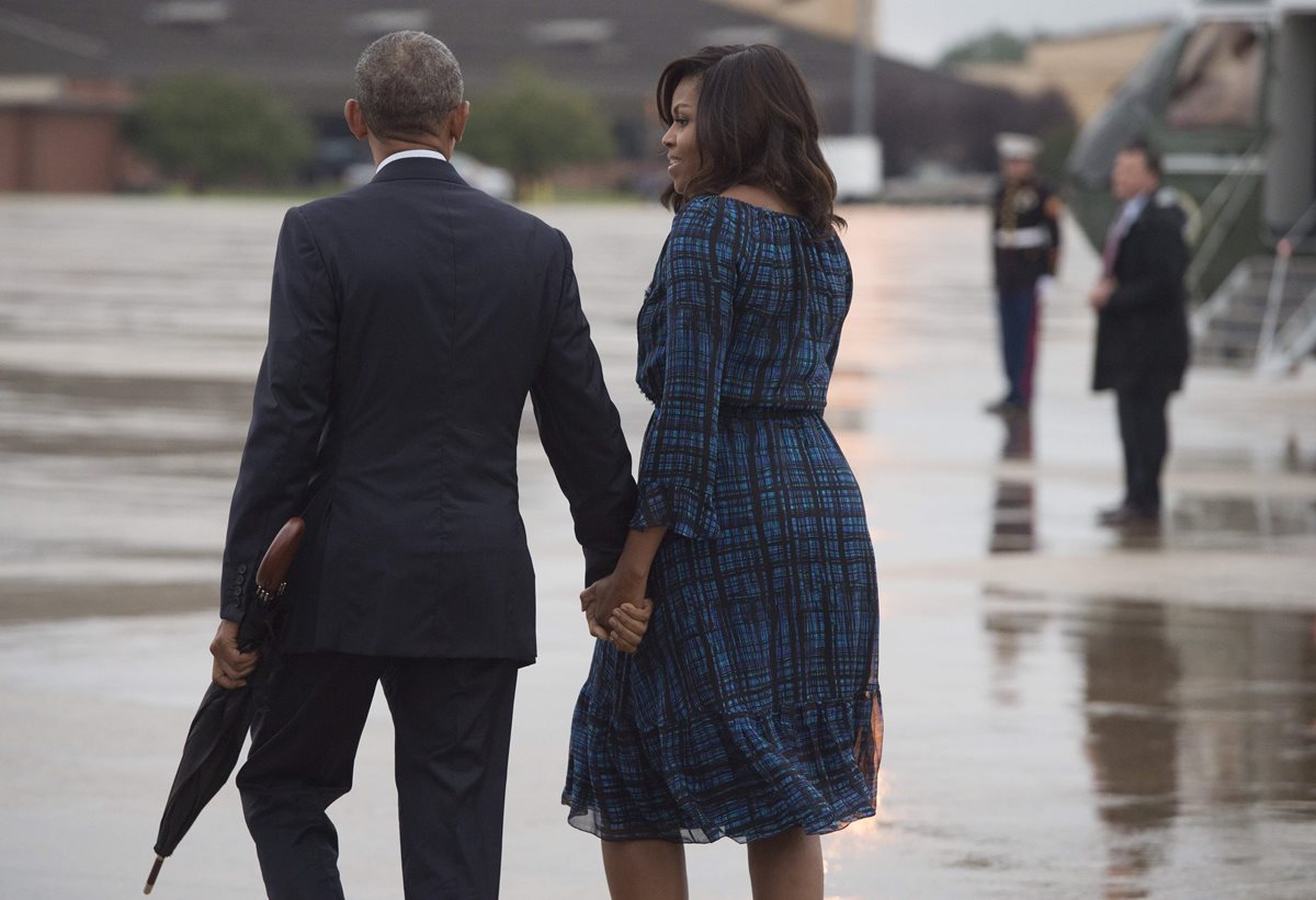 Barack Obama, presidente de EE. UU., toma la mano de su esposa Michelle, en una reciente aparición pública. (Foto Prensa Libre: AFP).