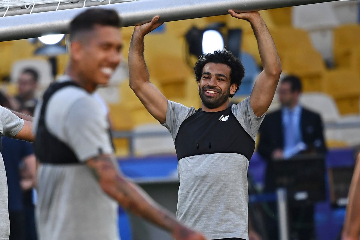El egipcio Mohamed Salah sonríe durante el entrenamiento del Liverpool. (Foto Prensa Libre: AFP)