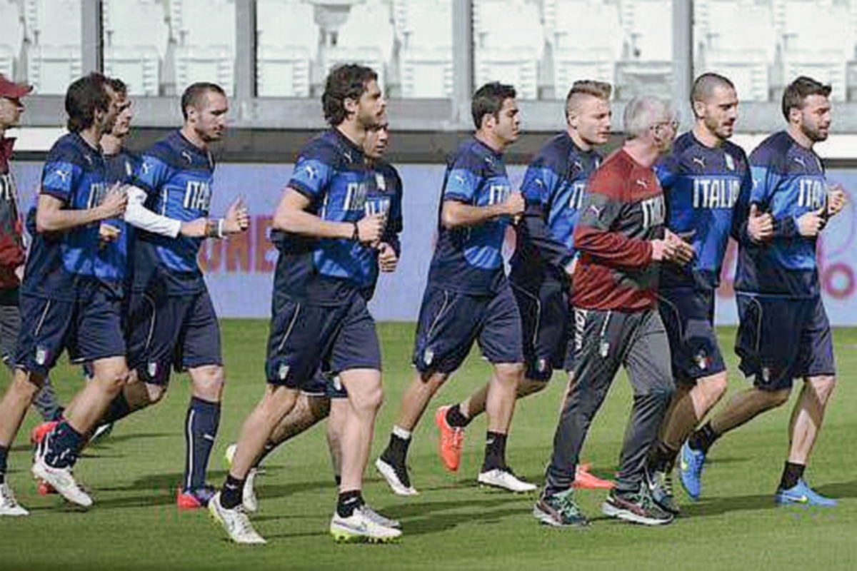 Los jugadores de la selección de italiana se entrenaron este lunes de cara al amistosos frente a Inglaterra. (Foto Prensa Libre: EFE)