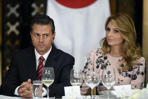 El presidente de México Enrique Peña Nieto y su esposa Angélica Rivera. (Foto Prensa Libre: AFP)