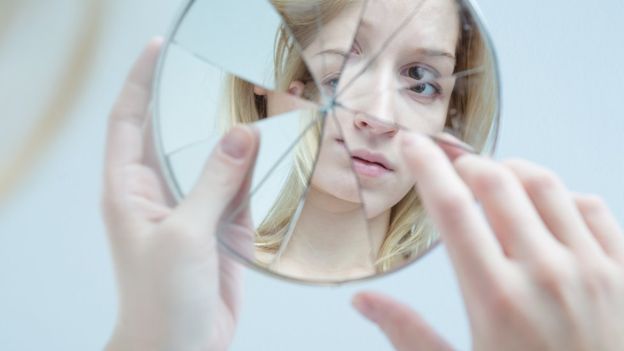 En muchas culturas se cree que romper un espejo es sinónimo de mala suerte. (GETTY IMAGES)
