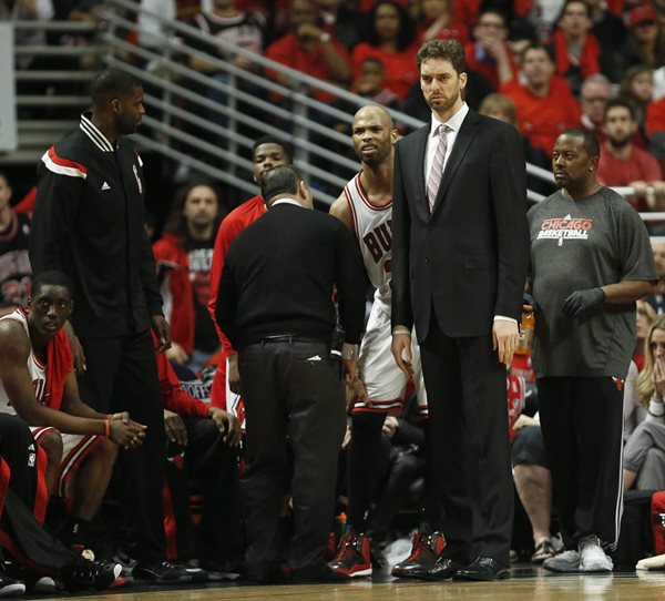 Pau Gasol ha seguido los encuentros desde la banca debido a su lesión. (Foto Prensa Libre: EFE)