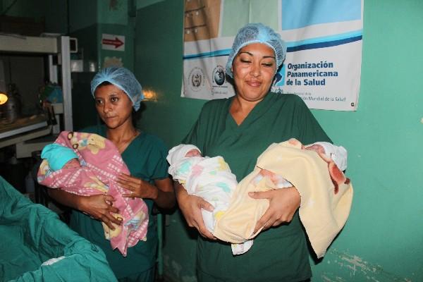 Enfermeras  arrullan a  trillizos nacidos en hospital mazateco.