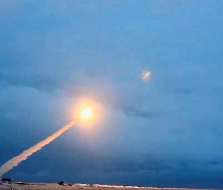 Un fotograma de un vídeo que muestra el lanzamiento del misil balístico Sarmat. (EFE).