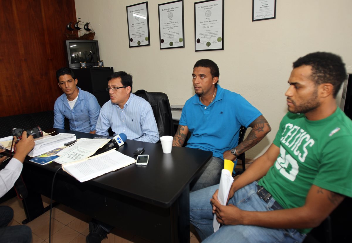 Los jugadores durante la conferencia de prensa que brindaron cuando se les acusó de arreglar partidos en 2012. (Foto Prensa Libre: Hemeroteca)