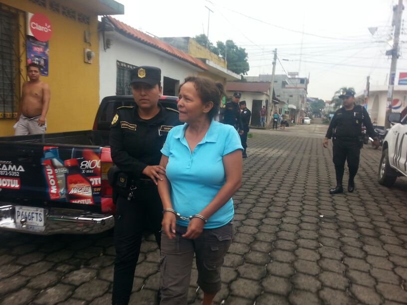 Griselda Galindo Fuentes es aprehendida por elementos de la Policía Nacional Civil de Retahluleu. (Foto Prensa Libre: Rolando Miranda)