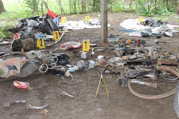 A los detenidos se les incautó piezas de motocicletas robadas. (Foto Prensa Libre: Walfredo Obando).