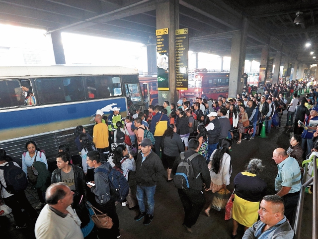 Pese al incremento en el costo del pasaje, cientos de personas esperan para abordar alguno de los buses hacia la Costa Sur, en la estación Centra Sur, zona 12 de Villa Nueva. (Foto Prensa Libre: Carlos Hernández)