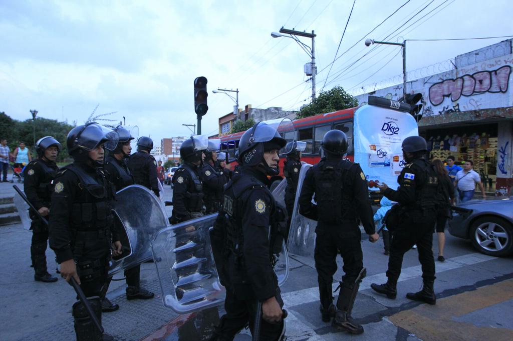 Un grupo de antimotines vigila los alrededores del parque Enrique Gómez Carrillo, en la zona 1. (Foto Prensa Libre: Edwin Bercián)