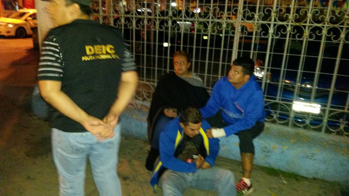 Los presuntos explotadores sexuales de mujeres fueron capturados en la zona 9. (Foto Prensa Libe: Cortesía)