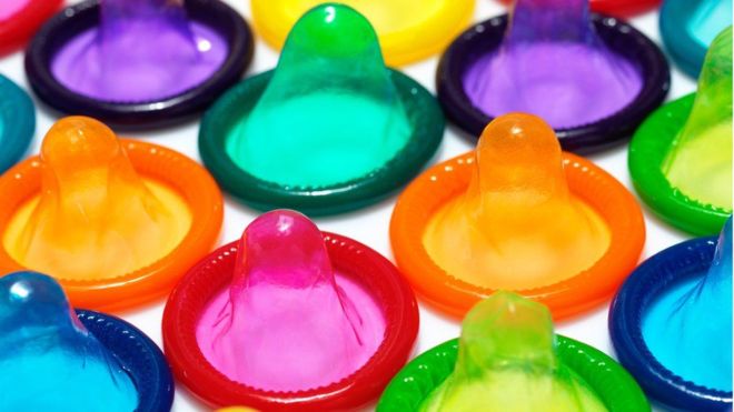 La mejor manera de evitar una enfermedad de transmisión sexual es usar el condón. (Foto Prensa Libre:GETTY IMAGES)